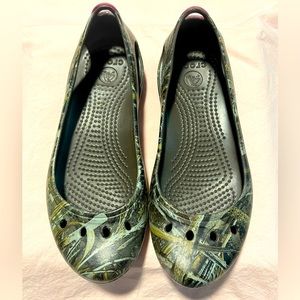 CROCS Camo flats size 6